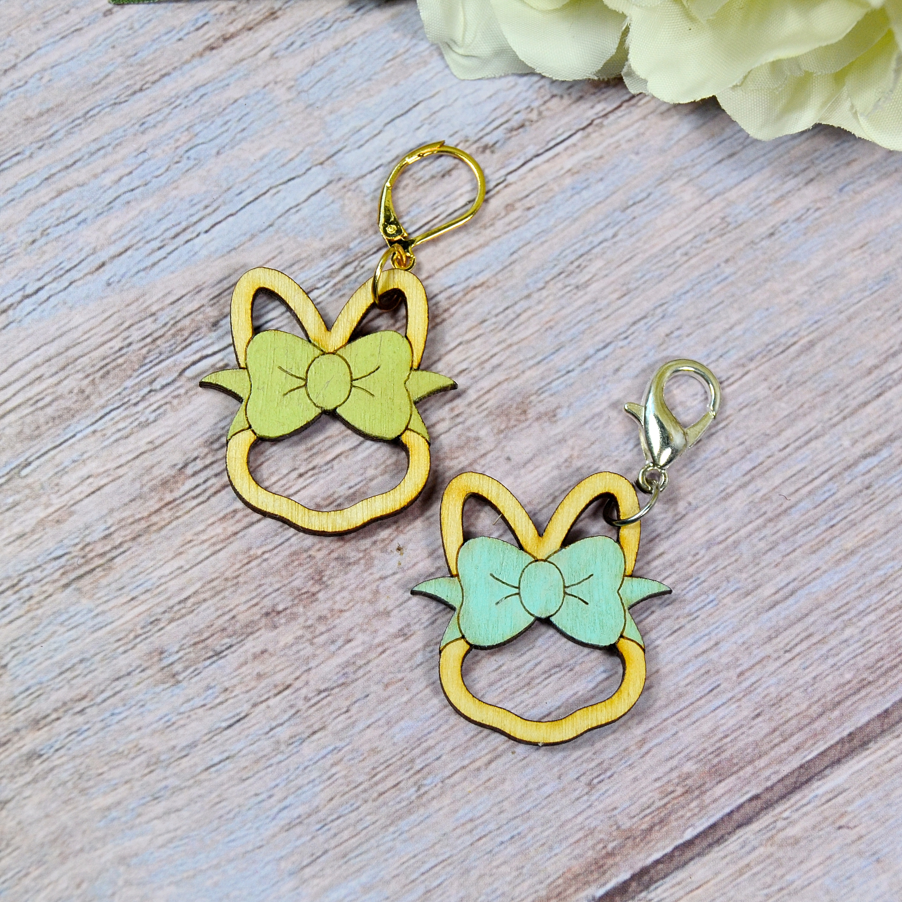 Holzmaschenmarkierer Osterhase entweder mit blaue oder grüne Schleife