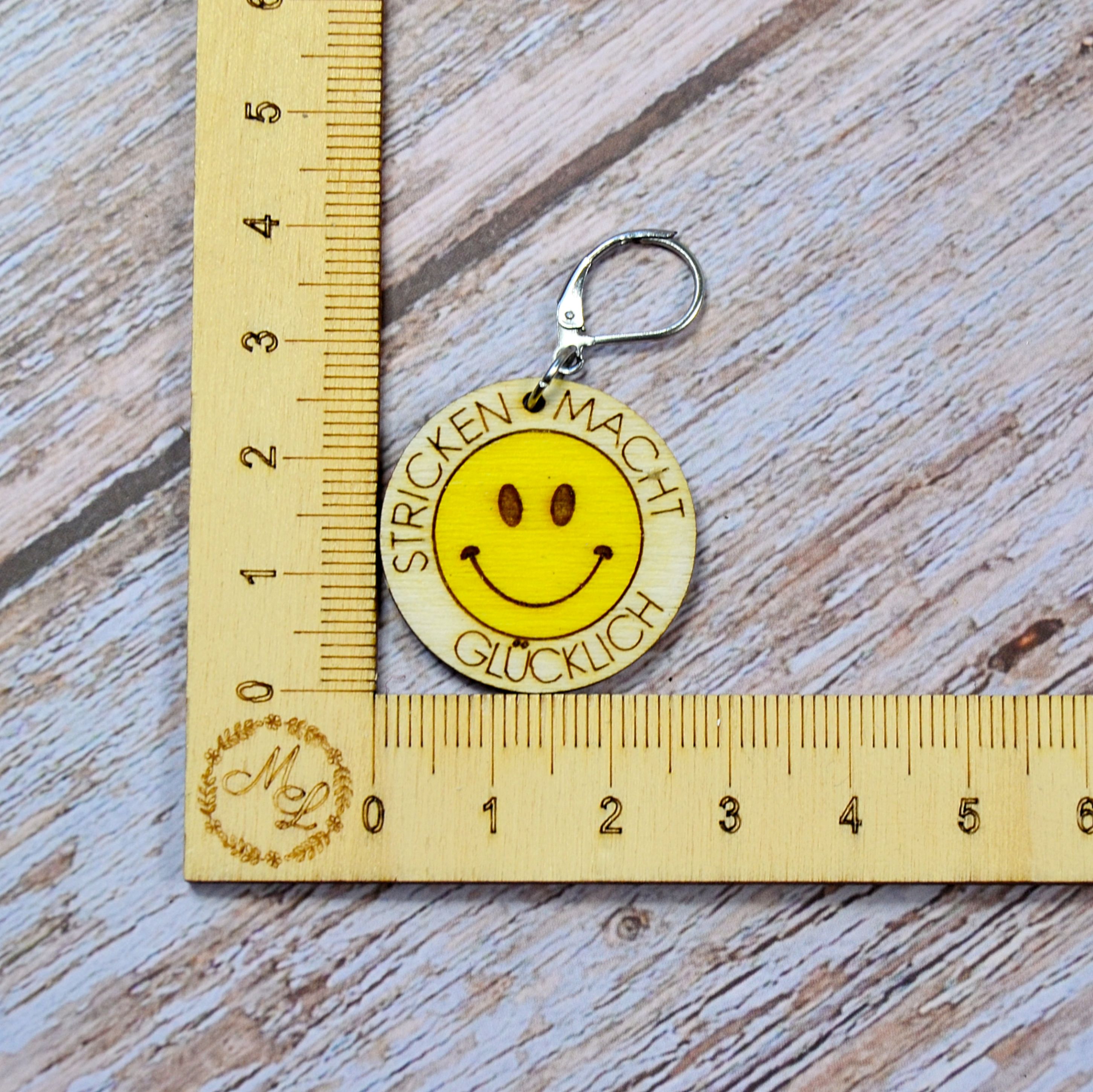 Holzmaschenmarkierer "Stricken macht Glücklich" an Lineal