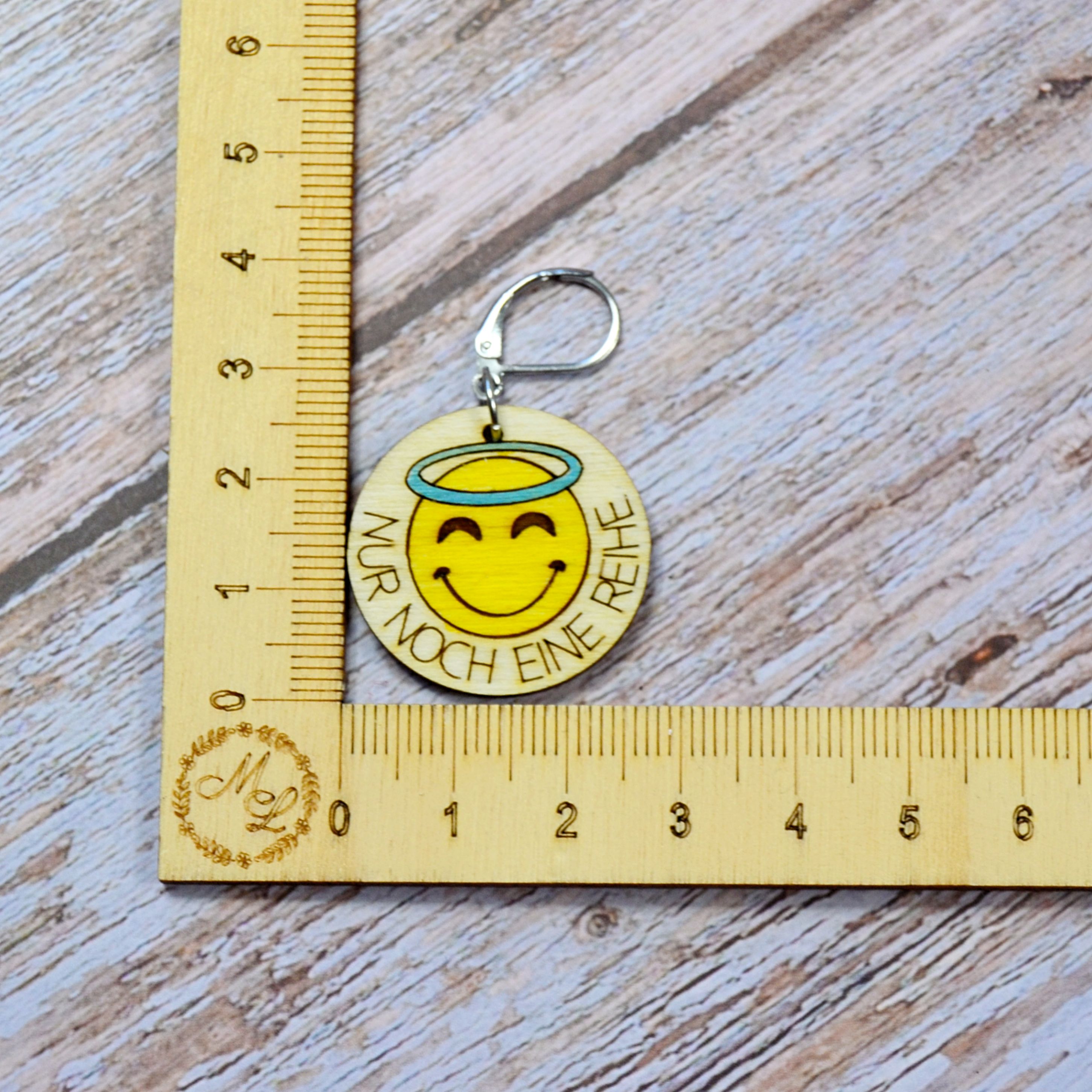 Smiley-Holzmaschenmarkierer "Nur noch eine Reihe" an Lineal