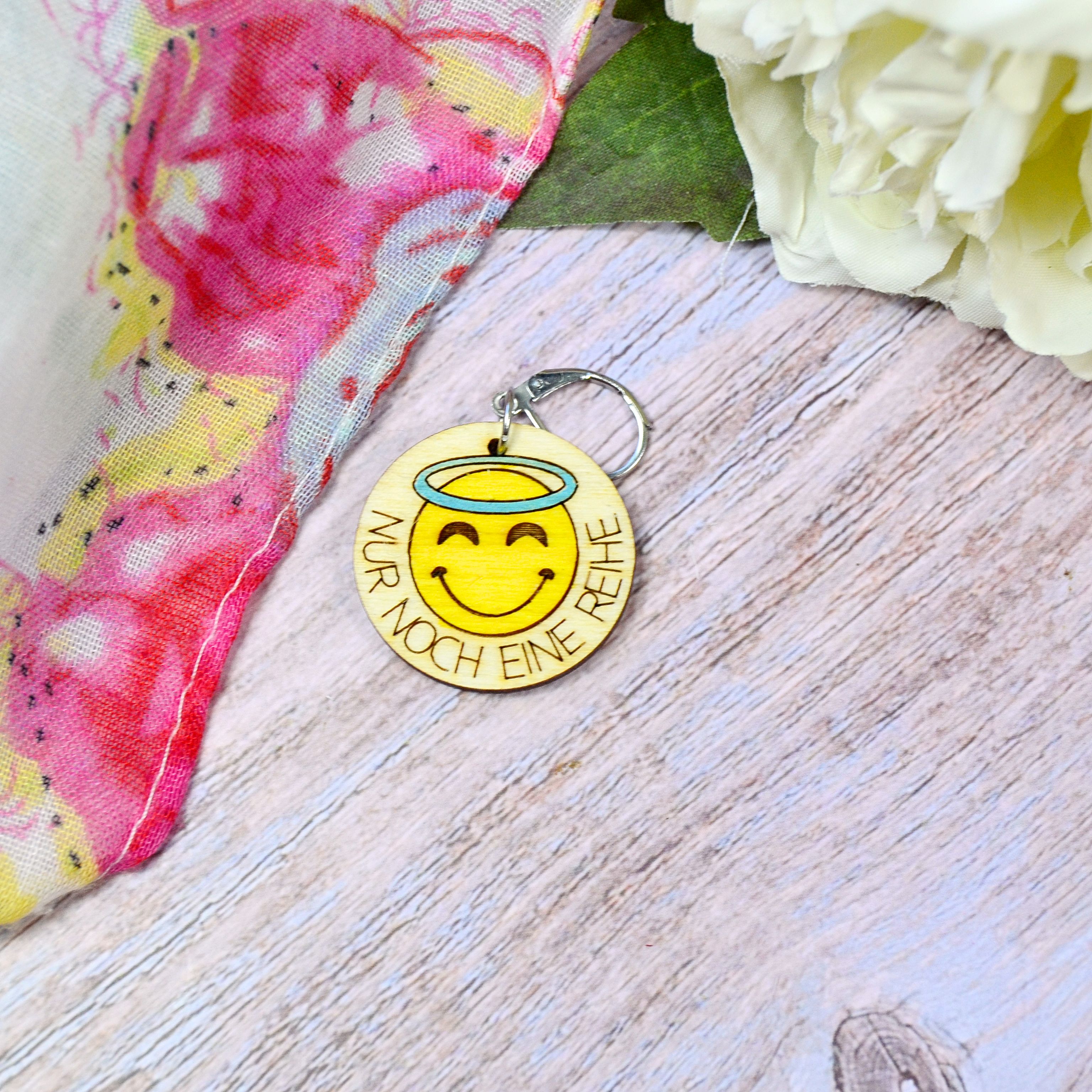 Smiley-Holzmaschenmarkierer "Nur noch eine Reihe"