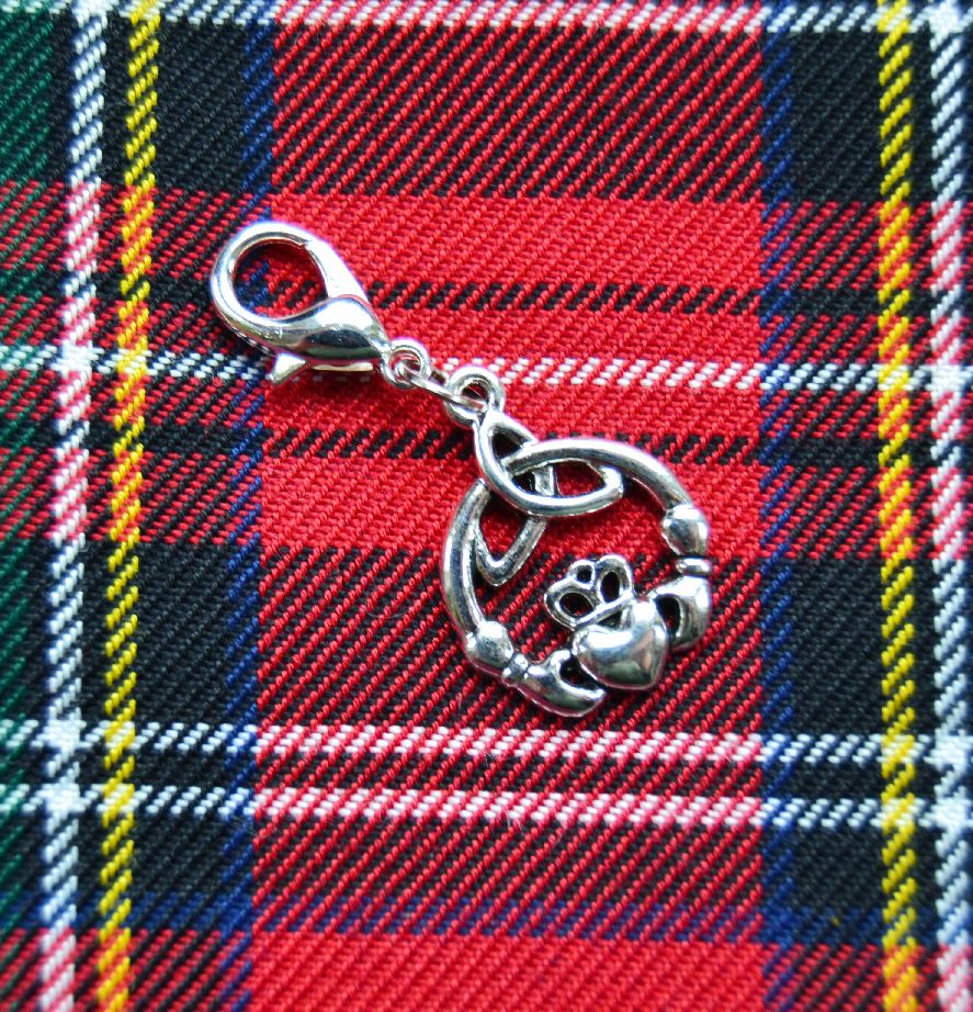 Klassischer Maschenmarkierer Claddagh auf rotem Tartan