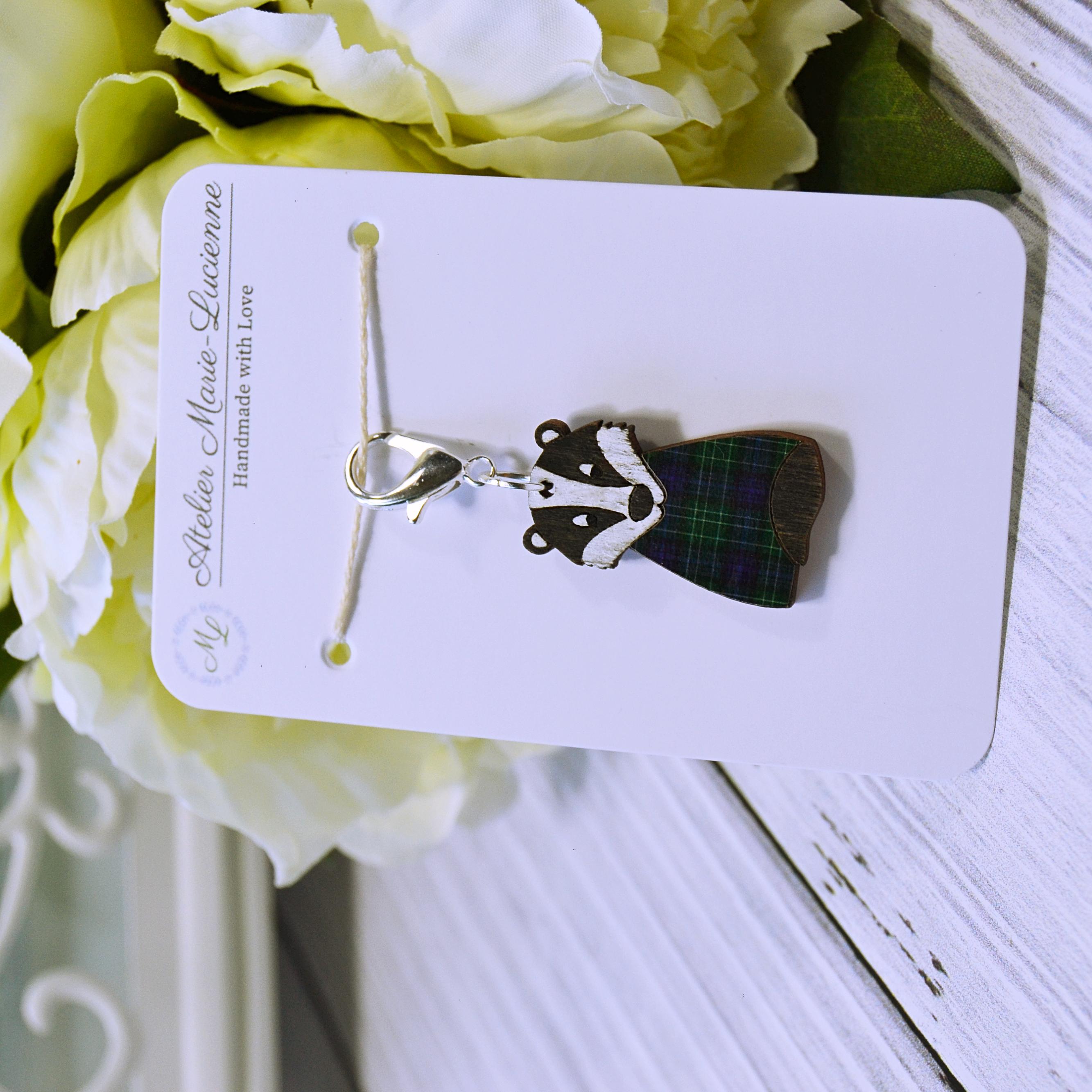 Holz Maschenmarkierer Dachs mit Pulli in OP69 auf Backing Card