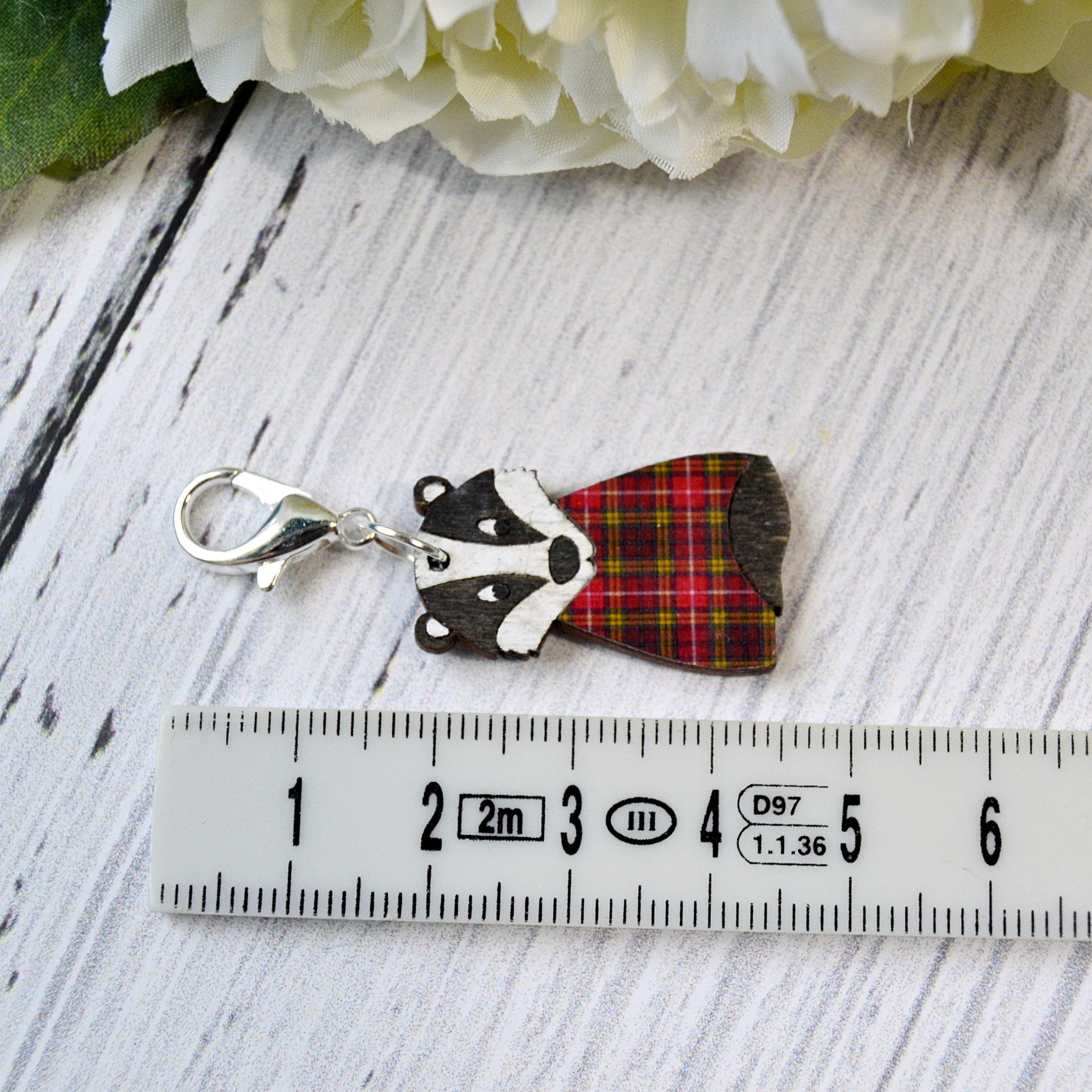 Holz Maschenmarkierer Dachs mit Pulli in OP68 an Lineal