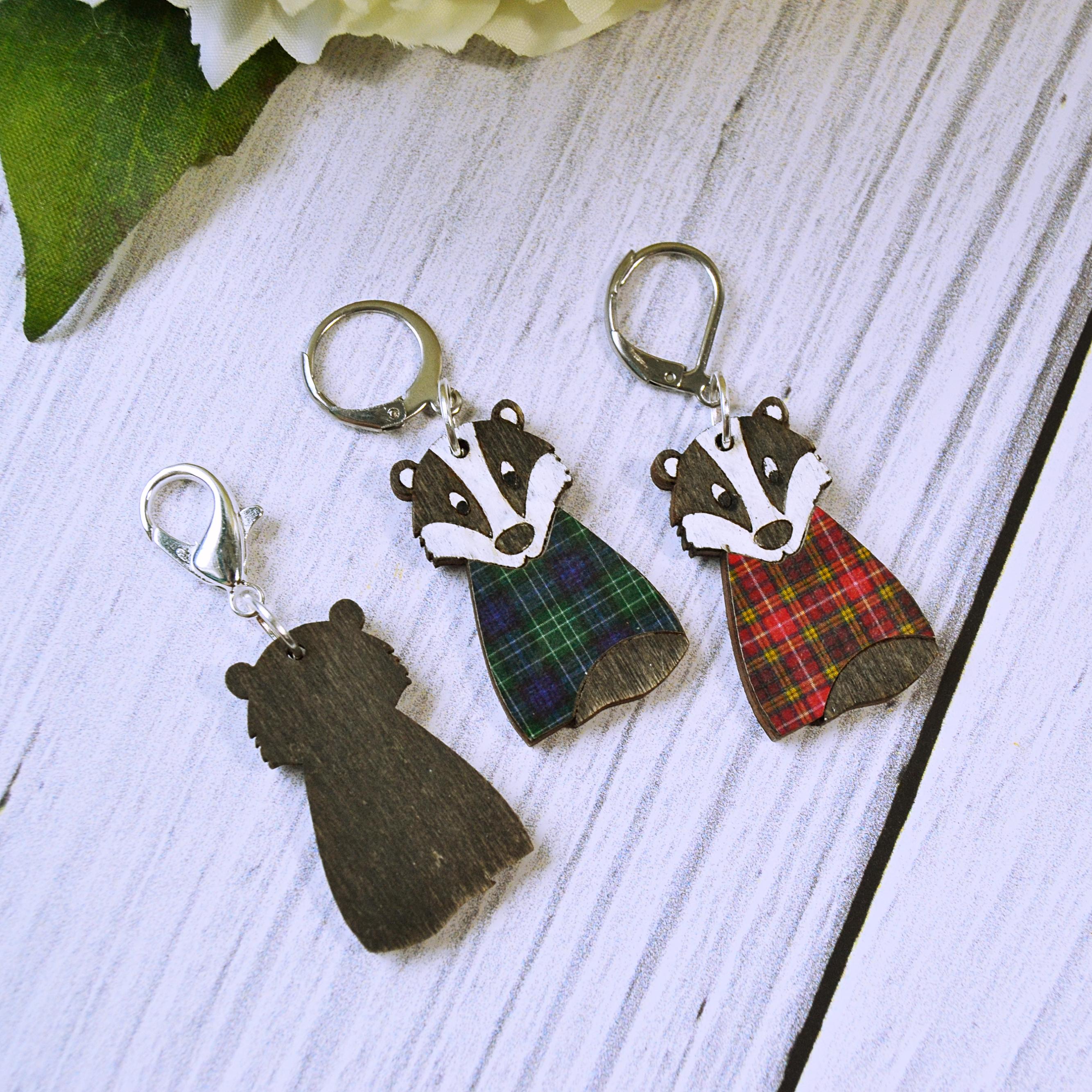 Holz Maschenmarkierer Dachs mit Pulli in 2 Variationen rot und blau